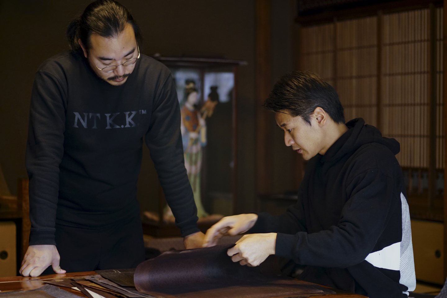 L’atelier de teinture de Hirose a réussi à confectionner à la main le motif japonais Edo Komon, qui renvoit au concept esthétique japonais appelé “Iki”. Quel est donc “le monde de la petite beauté” que les gens aiment depuis les temps anciens?