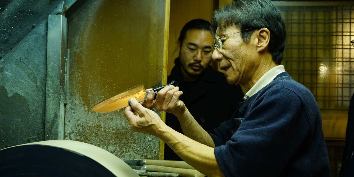 En tant qu’artisan et que commerçant, il propose des “couteaux de qualité”. Quelle idée se cache derrière la lame de l’artisan “Ubukeya” et qu’en est-il du lien qu’entretient le propriétaire avec son accessoire ?