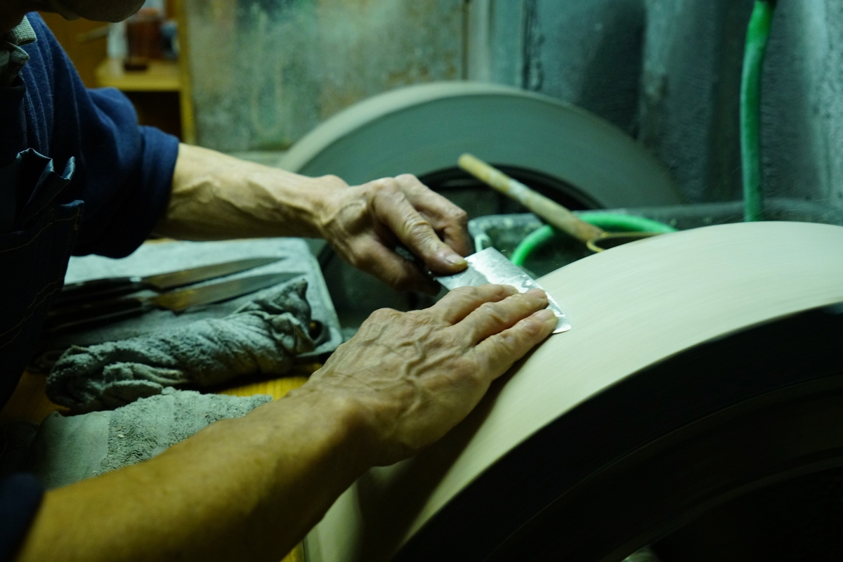 En tant qu’artisan et que commerçant, il propose des “couteaux de qualité”. Quelle idée se cache derrière la lame de l’artisan “Ubukeya” et qu’en est-il du lien qu’entretient le propriétaire avec son accessoire ?