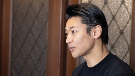 «Le but de ma vie est de faire passer Edo Komon à la prochaine génération». Que veut dire «le monde de la beauté minimaliste » dont parle monsieur Yuichi Hirose ? Qu’en est-il de la quatrième génération de l’usine de teinture Hirose ?