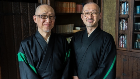Kyogen transmet la nouvelle valeur des emblèmes familiales comme design et art. La source de RETHINK à laquelle on croit c’est la « curiosité » et la « philosophie de la diversion ».