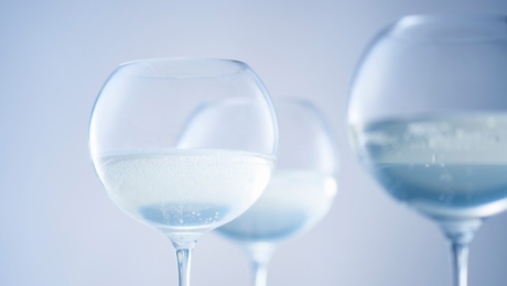 [Kimoto Glass Tokyo] Profitez du saké cet été – Savourez les bulles qui pétillent dans un verre réalisé en collaboration entre Edo Glass et un sommelier –