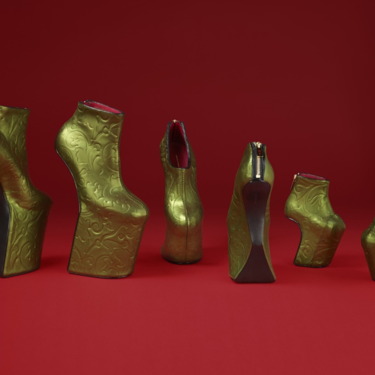[Isehan Honten] Acquisition des chaussures sans talon teintes en beni par le Victoria and Albert Museum