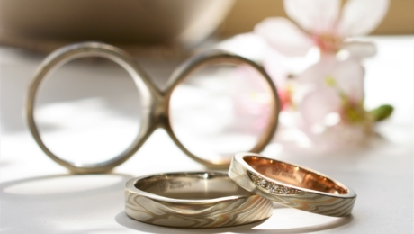 Les compétences et l’innovation inhérentes à la technique de travail du métal Mokume Gane lui ont valu de nombreux prix de design.