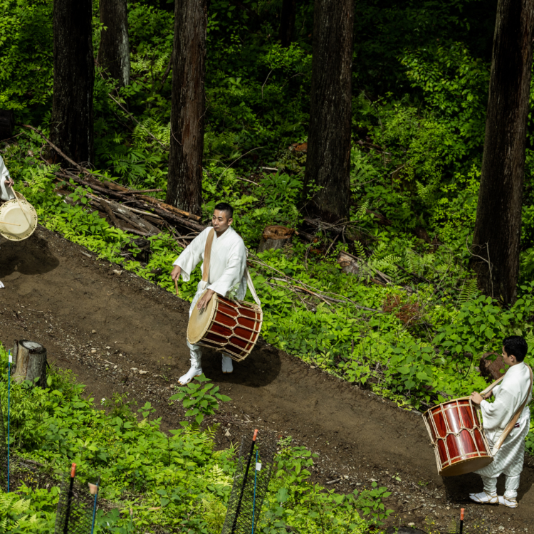 Diffuser le charme du tambour taiko en valorisant à la fois l’objet et l’action.