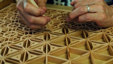 Des ouvrages de marqueterie ajourée kumiko, où chacun des minutieux motifs géométriques est porteur de signification