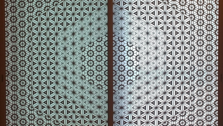 Des ouvrages de marqueterie ajourée kumiko, où chacun des minutieux motifs géométriques est porteur de signification