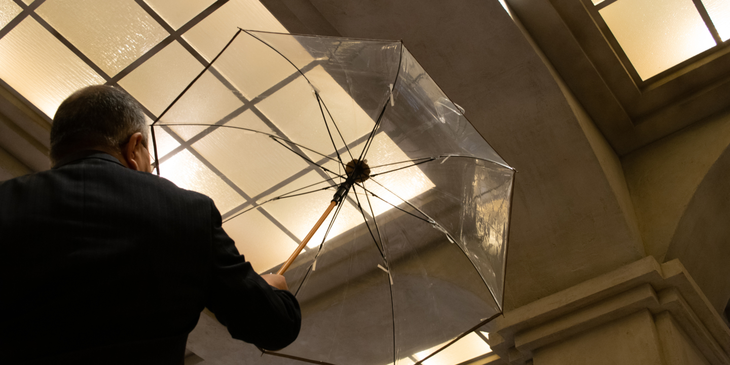 Un parapluie en vinyle parfait pour les gentlemen, qui conviendrait même à James Bond