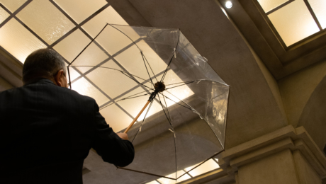 Un parapluie en vinyle parfait pour les gentlemen, qui conviendrait même à James Bond
