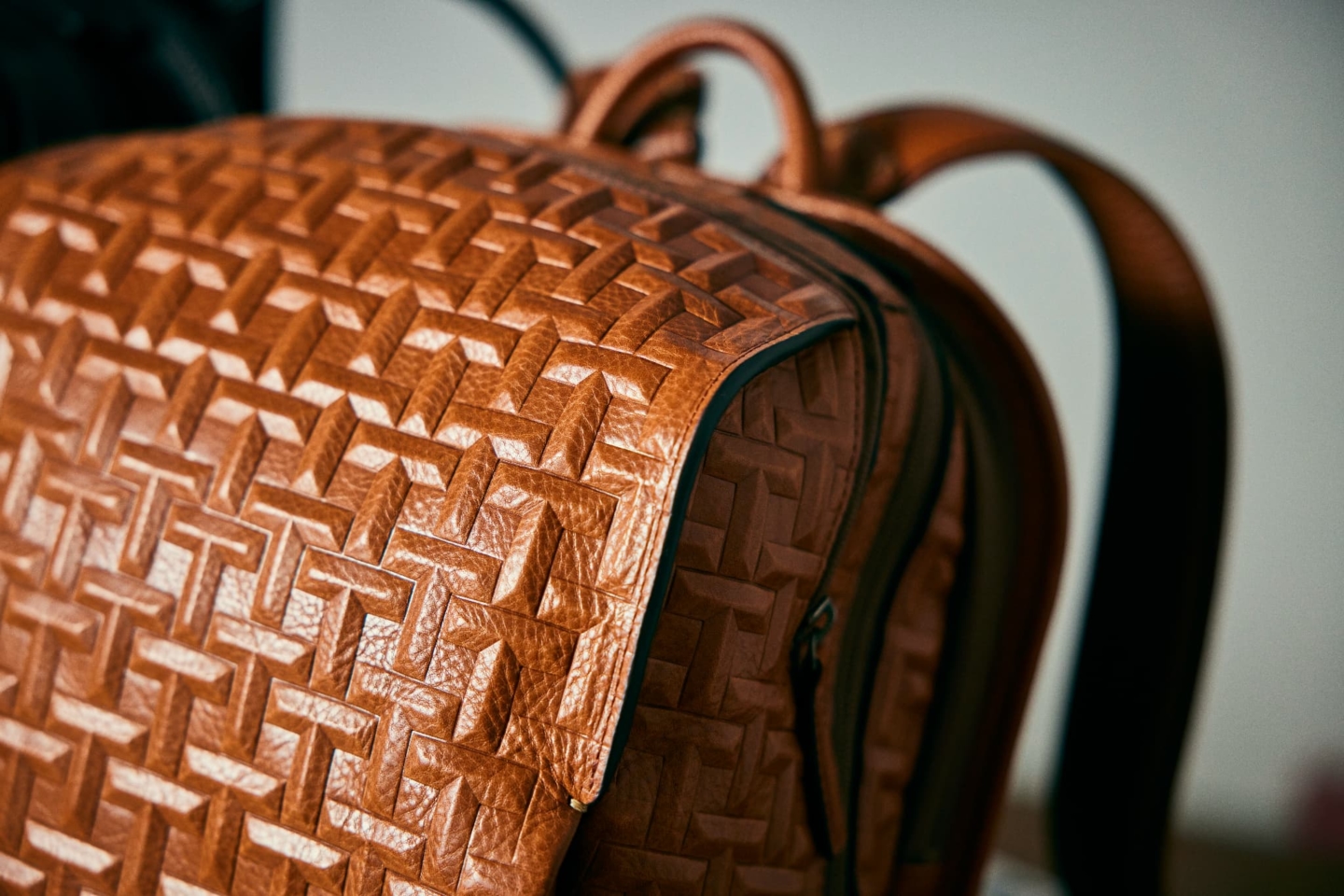 Le nouveau défi de Tsuchiya Kaban : un modèle innovant de sac à dos qui met davantage en valeur les charmes du cuir