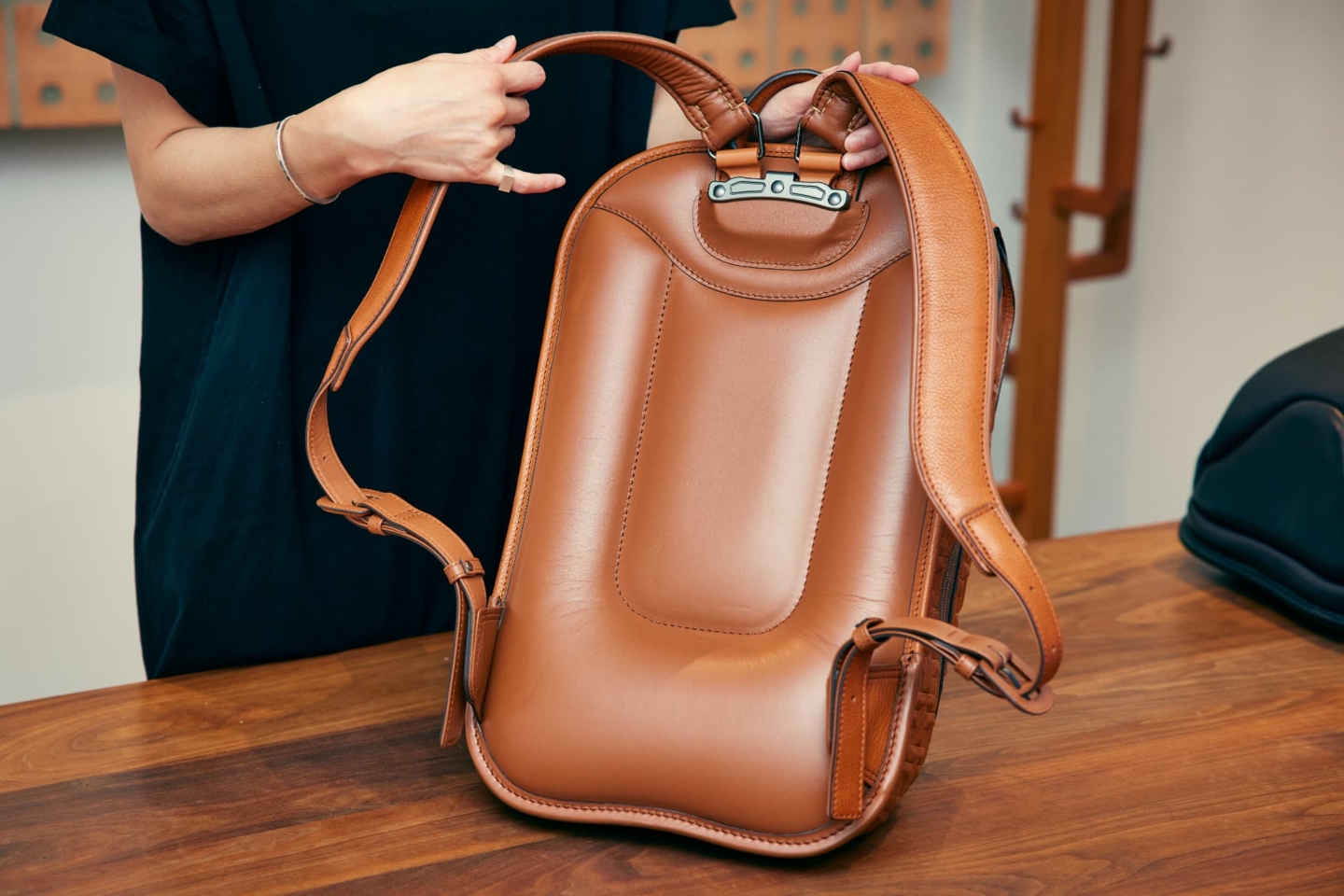 Le nouveau défi de Tsuchiya Kaban : un modèle innovant de sac à dos qui met davantage en valeur les charmes du cuir