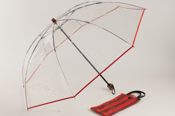 Un parapluie pliable transparent qui vous fera impatiemment attendre la pluie