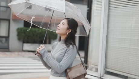 Un parapluie pliable transparent qui vous fera impatiemment attendre la pluie