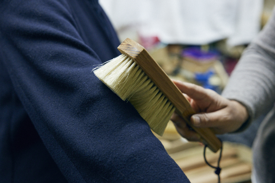 Brosse à vêtements plantée à la main: Garder votre tenue préférée impeccable grâce à un travail artisanal méticuleux