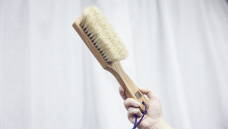 Brosse à vêtements plantée à la main: Garder votre tenue préférée impeccable grâce à un travail artisanal méticuleux