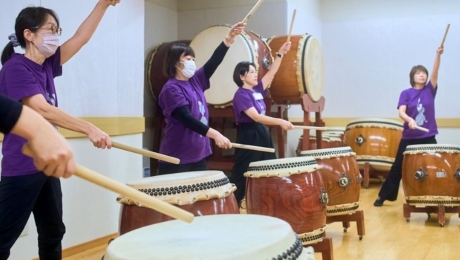 Une expérience unique au HIBIKUS, l’école de tambour taiko de Miyamoto Unosuke