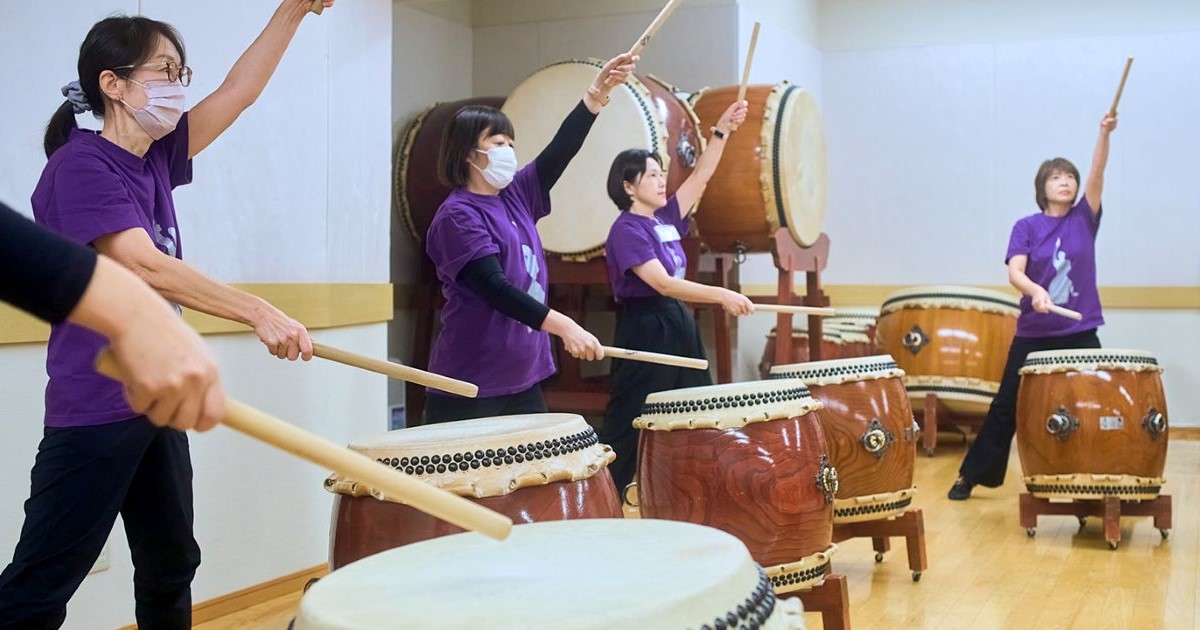 Une expérience unique au HIBIKUS, l’école de tambour taiko de Miyamoto Unosuke