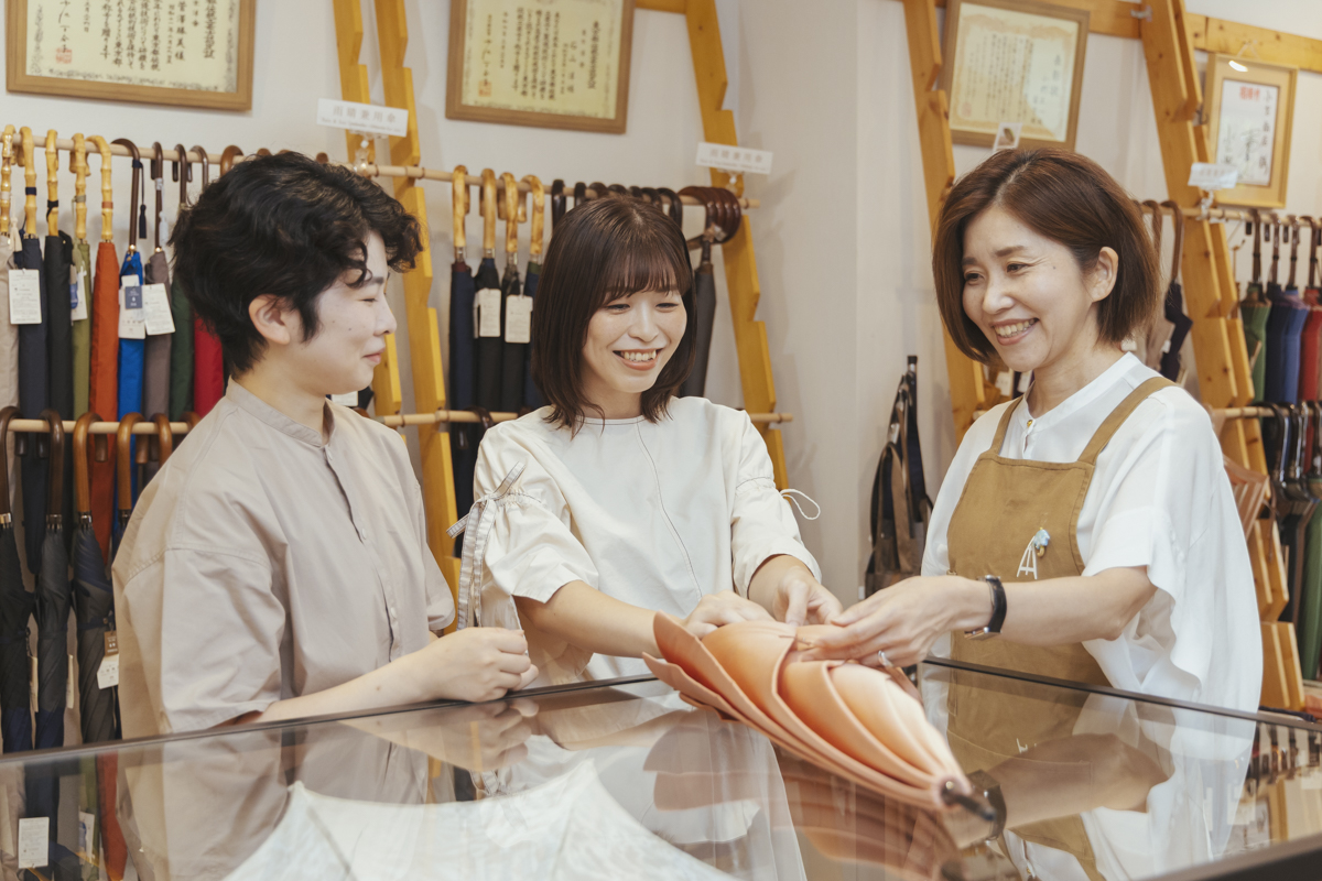 [La nouvelle génération prend le relais] La responsable de marque de Komiya Shoten révèle le charme et le potentiel du « Tokyo Umbrella »