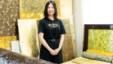 Le « kinkarakami », un papier décoratif traditionnel ressuscité par un grand-père aujourd’hui disparu. Le défi de sa petite-fille, qui œuvre sans relâche pour en faire connaître toute la beauté