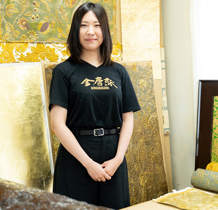 Le « kinkarakami », un papier décoratif traditionnel ressuscité par un grand-père aujourd’hui disparu. Le défi de sa petite-fille, qui œuvre sans relâche pour en faire connaître toute la beauté