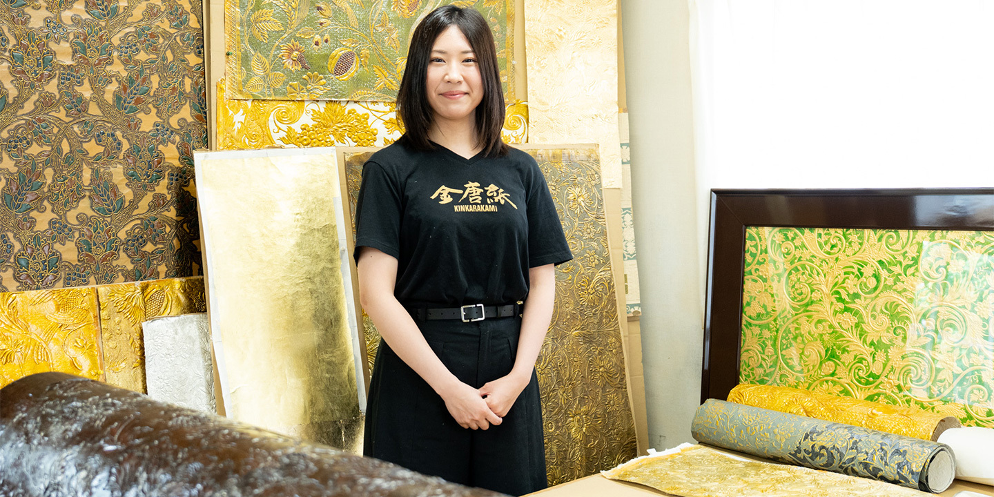 Le « kinkarakami », un papier décoratif traditionnel ressuscité par un grand-père aujourd’hui disparu. Le défi de sa petite-fille, qui œuvre sans relâche pour en faire connaître toute la beauté