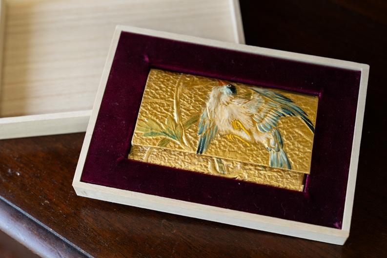 Le « kinkarakami », un papier décoratif traditionnel ressuscité par un grand-père aujourd’hui disparu. Le défi de sa petite-fille, qui œuvre sans relâche pour en faire connaître toute la beauté