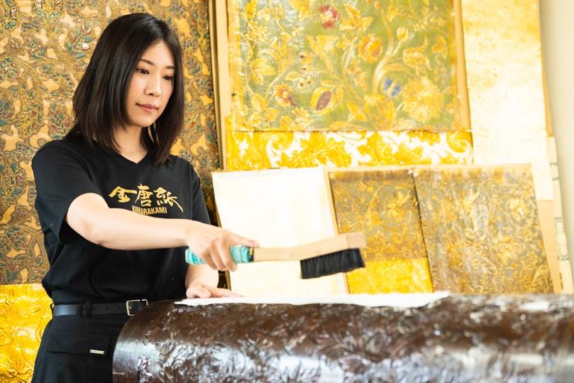 Le « kinkarakami », un papier décoratif traditionnel ressuscité par un grand-père aujourd’hui disparu. Le défi de sa petite-fille, qui œuvre sans relâche pour en faire connaître toute la beauté